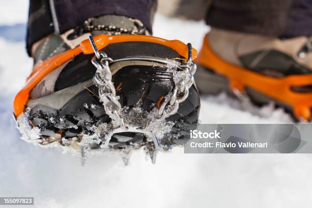 Photo libre de droit de Chaussure Chaînes banque d'images et plus d'images libres de droit de Chaussures de randonnée - Chaussures de randonnée, Hiver, Neige