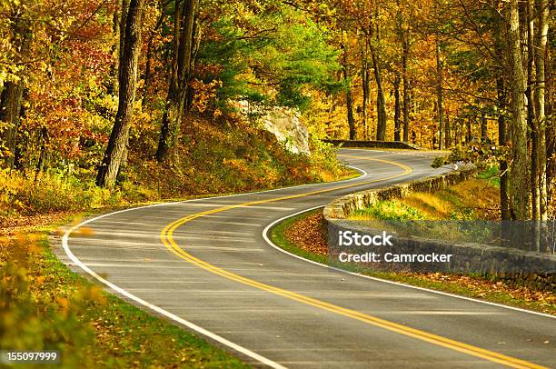 Curva Da Estrada Skyline Drive Virgínia - Fotografias de stock e mais imagens de Outono - Outono, Estrada Sinuosa, Skyline Drive - Virgínia