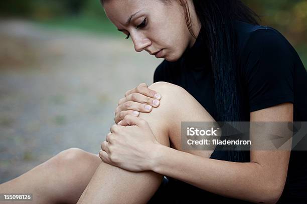 Lesioni - Fotografie stock e altre immagini di Dolore fisico - Dolore fisico, Il corpo umano, Donne