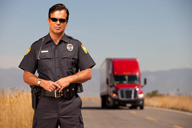 Portret Policjant i ładunków ciężarówek – zdjęcie