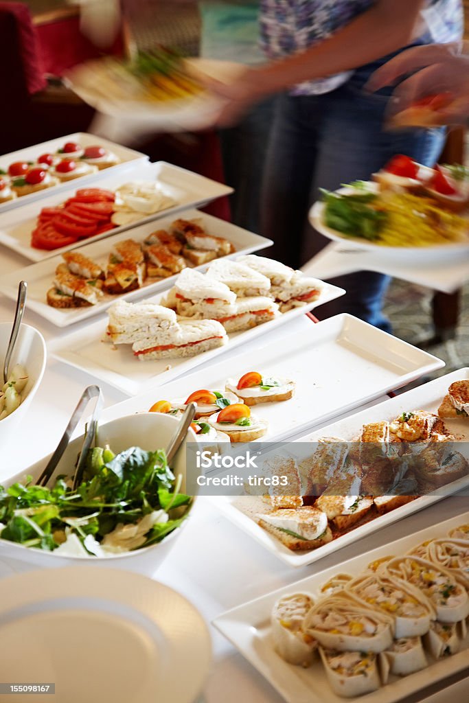 El almuerzo tipo bufé se sirve - Foto de stock de Bufé libre de derechos