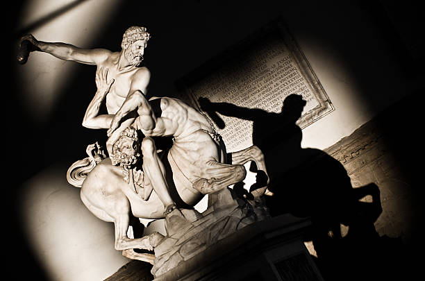 ハーキュリーズ喧嘩ケンタウロス nessus - mythology statue roman roman mythology ストックフォトと画像