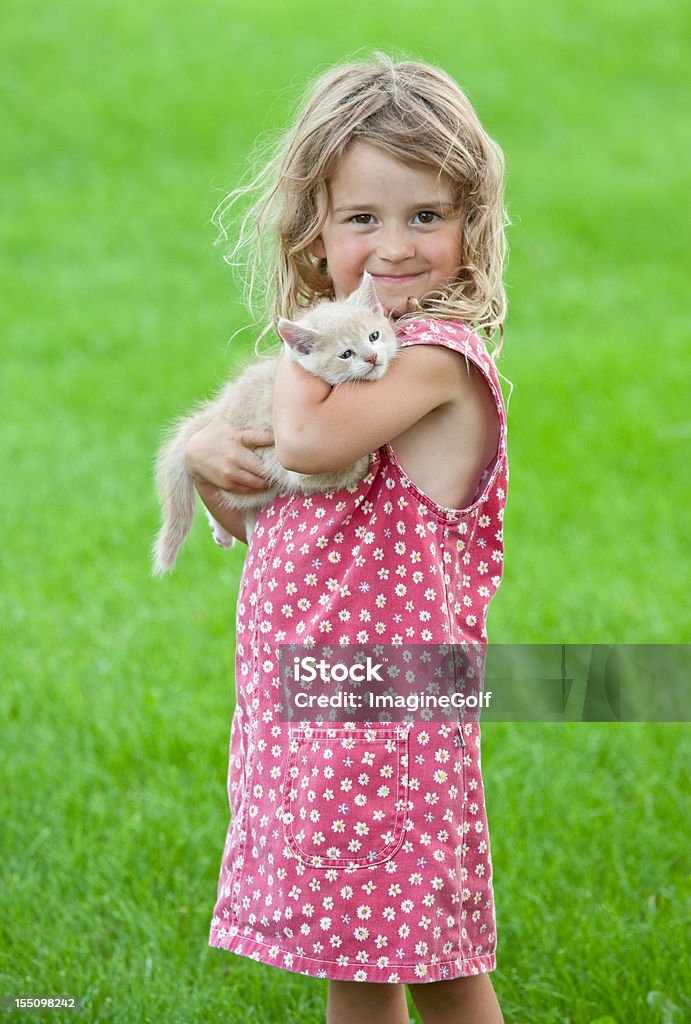 Carino giovane ragazza con gattino - Foto stock royalty-free di Gatto domestico