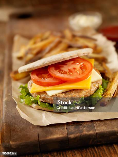 Pita Hamburguesa De Pavo Foto de stock y más banco de imágenes de Aderezo - Aderezo, Al horno, Alimento