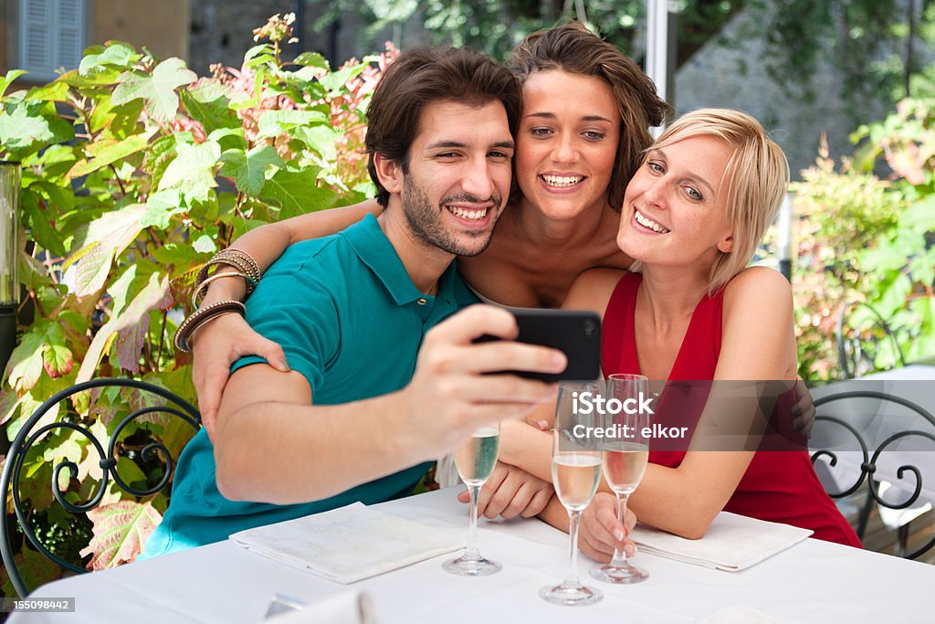 イタリアのご友人とポーズを取る 3 つのスマートフォンで写真の屋外 - 18歳から19歳のロイヤリティフリーストックフォト