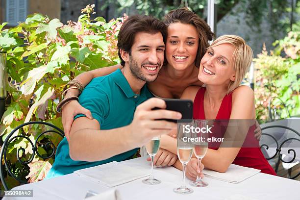 Foto de Três Amigos Italianos Posando Para Telefone Inteligente Foto Ao Ar Livre e mais fotos de stock de 18-19 Anos