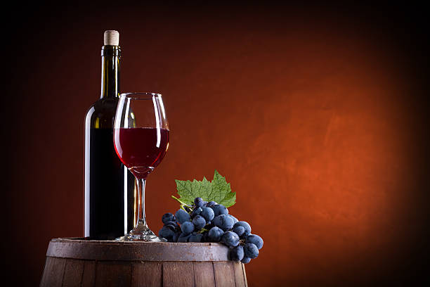 roten wein-komposition - wine cellar wine bottle grape stock-fotos und bilder