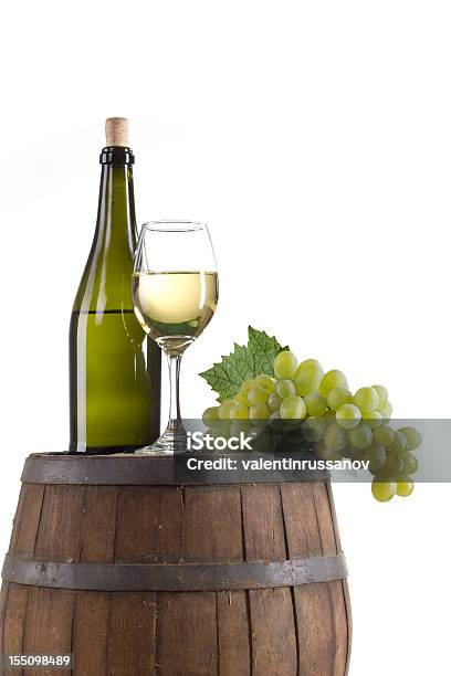 Composição De Vinho Branca - Fotografias de stock e mais imagens de Fundo Branco - Fundo Branco, Garrafa de Vinho, Barril de vinho