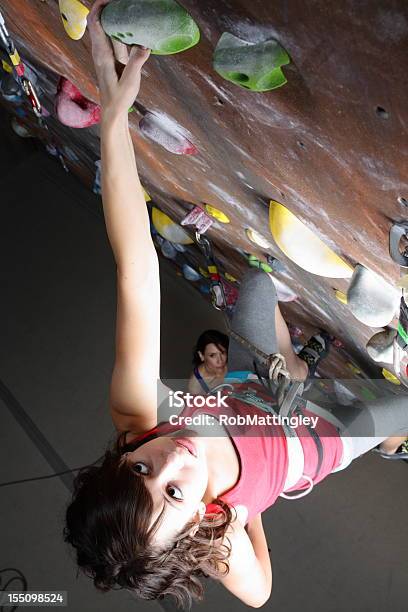 Arrampicata Di Roccia Indoor - Fotografie stock e altre immagini di 14-15 anni - 14-15 anni, 40-44 anni, Adolescente