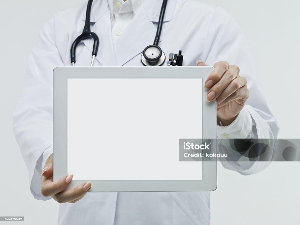 Arzt untersucht den mobilen tablet PC - Lizenzfrei Berührungsbildschirm Stock-Foto