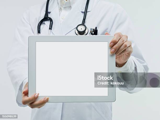 Arzt Untersucht Den Mobilen Tablet Pc Stockfoto und mehr Bilder von Berührungsbildschirm - Berührungsbildschirm, Fotografie, Gesundheitswesen und Medizin