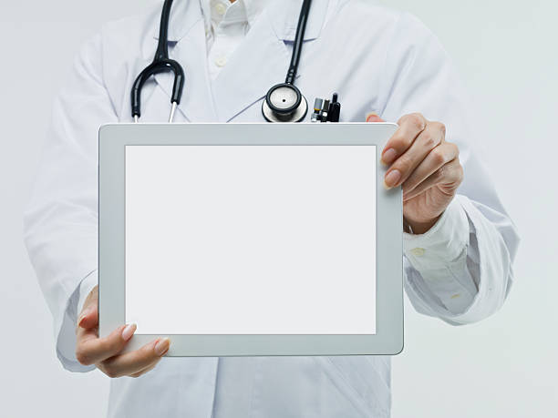 医師の洞察モバイルタブレット pc を使用して、 - nurse doctor healthcare and medicine technology ストックフォトと画像