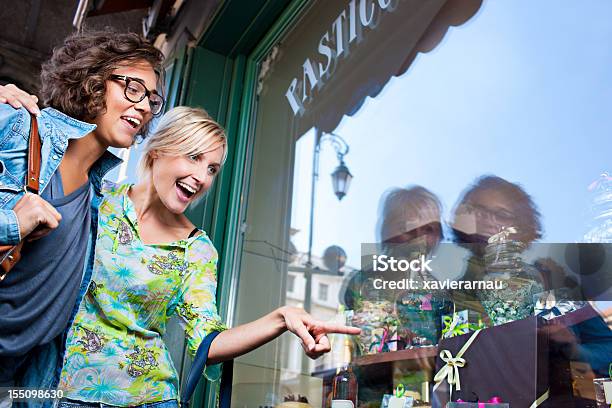 Candy Shop Stockfoto und mehr Bilder von Menschen - Menschen, Schaufensterbummel, Spiegelung