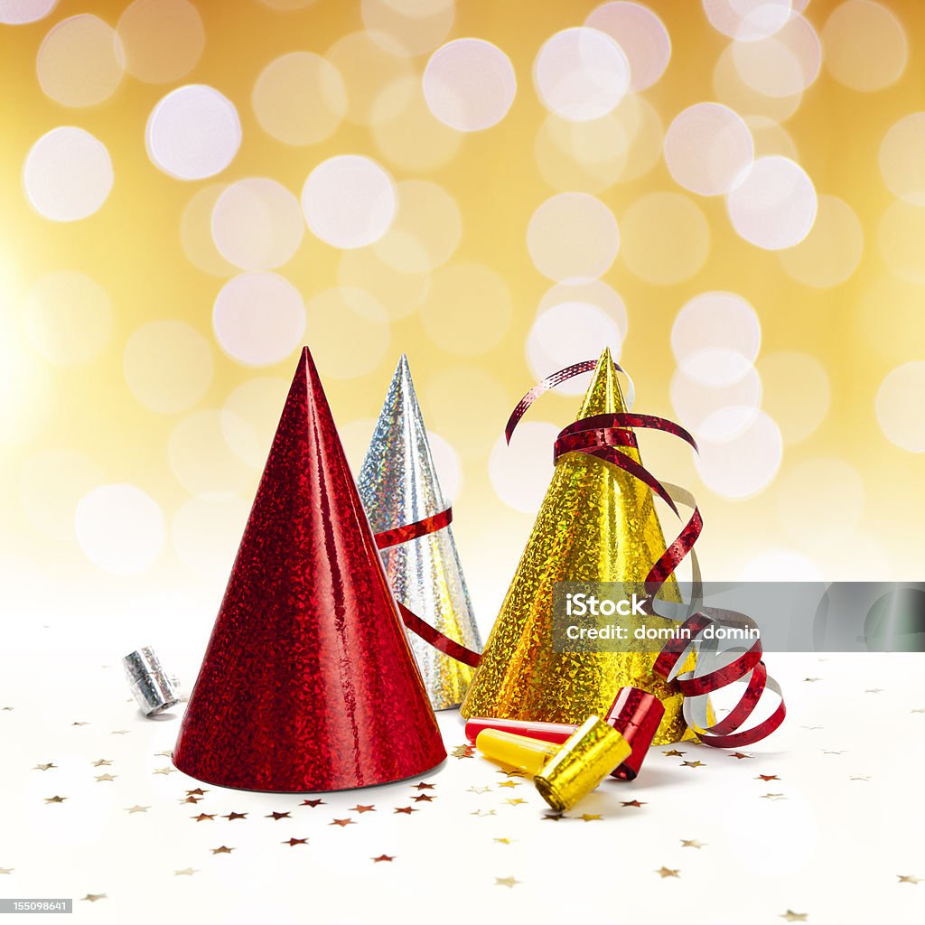Des décorations de fête: Chapeaux et cotillons, faire des lumières dorées fond, confetti - Photo de Chapeau de fête libre de droits