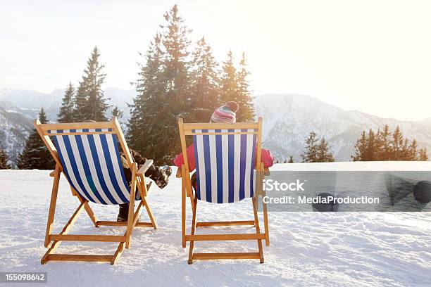 Foto de Terapia Heliotherapy Sol De Inverno e mais fotos de stock de Cadeira - Cadeira, Pessoas, Resorte de Esqui