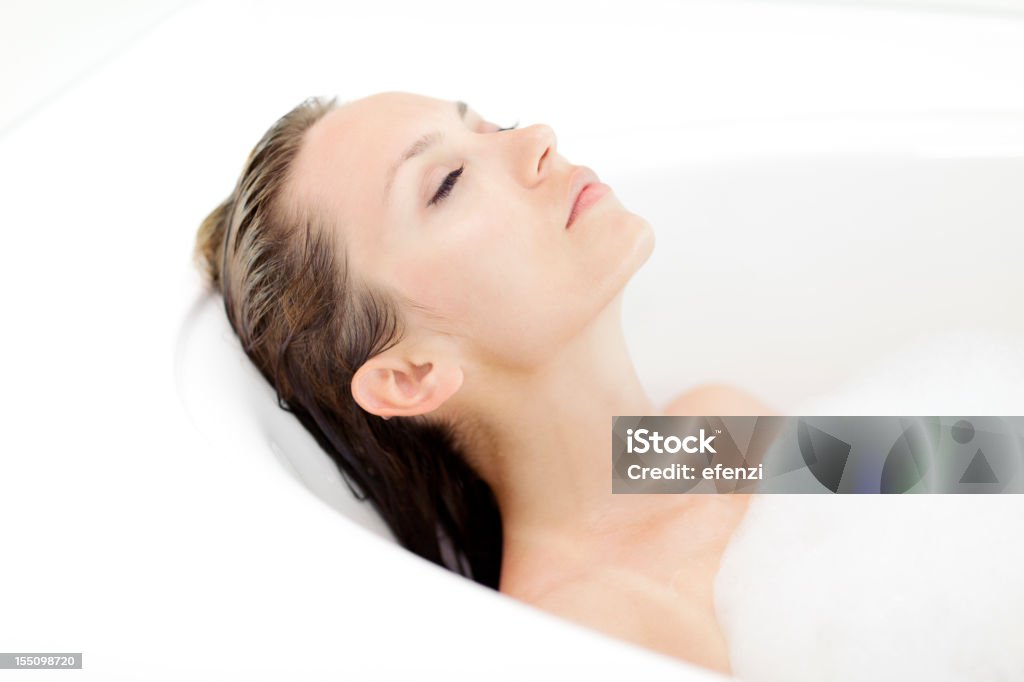 Bella donna rilassante nella vasca da bagno - Foto stock royalty-free di 25-29 anni