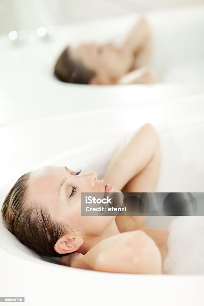 Attraente donna sognare In vasca da bagno - Foto stock royalty-free di 25-29 anni