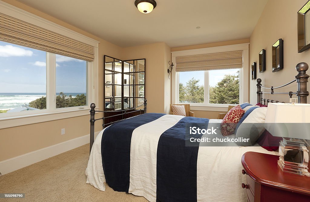 Camera da letto principale con vista sull'oceano - Foto stock royalty-free di Finestra