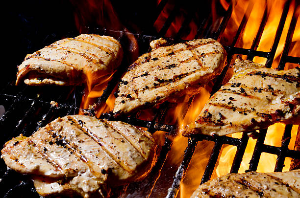 курица гриль - barbecue grill chicken barbecue chicken breast стоковые фото и изображения
