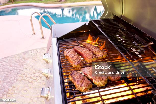 Bifes Na Grelha Com Chamas Perto De Piscina - Fotografias de stock e mais imagens de Grelhador - Grelhador, Piscina, Churrascada