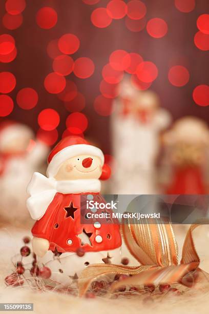 Decoración Navideña Muñecos Vestido De Santa Claus Y Luz Roja Foto de stock y más banco de imágenes de Adorno de navidad