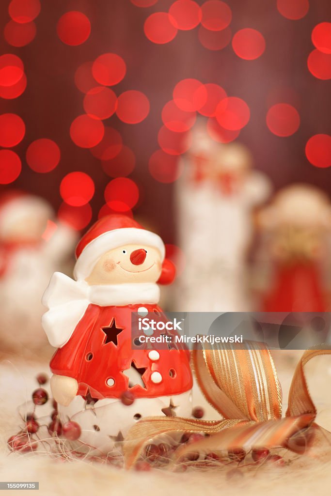 Décoration de Noël et Bonhomme de neige habillé comme Santa Claus et rouge - Photo de Bonhomme de neige libre de droits