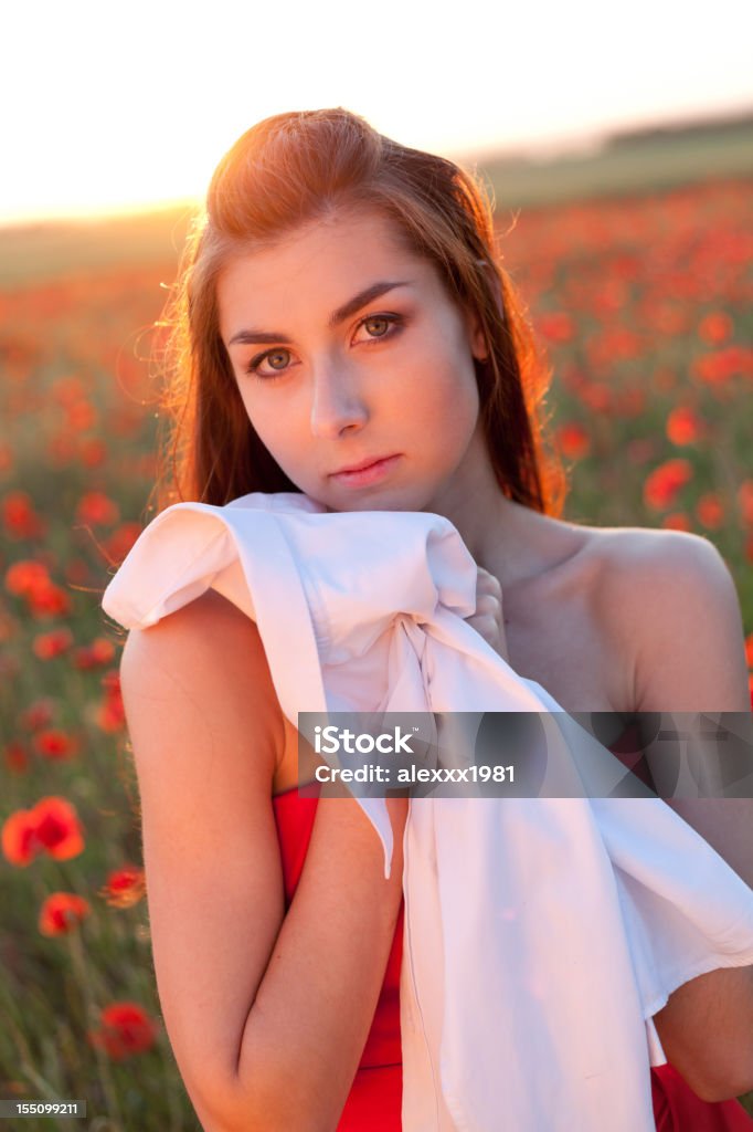 Close-up de uma mulher encantadora jovem, segurando em branco homem de camisa ao ar livre - Foto de stock de Adolescente royalty-free