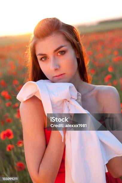 Foto de Closeup De Uma Mulher Encantadora Jovem Segurando Em Branco Homem De Camisa Ao Ar Livre e mais fotos de stock de Adolescente