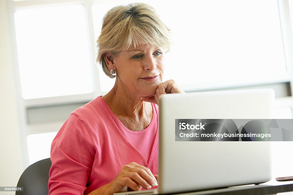 Estudante maduro, usando o computador na sala de aula - Royalty-free Terceira idade Foto de stock