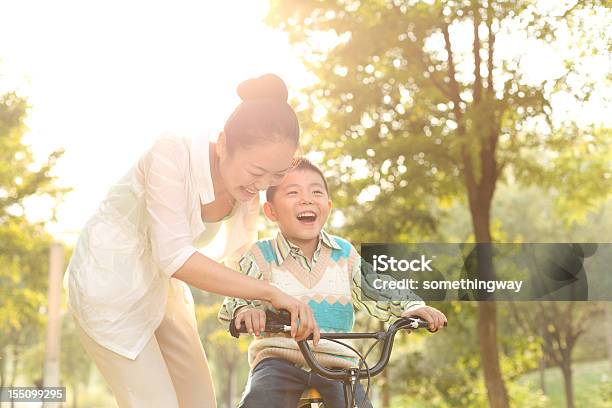 モメンタル私は息子の公園で自転車に乗っている - 家族のストックフォトや画像を多数ご用意 - 家族, アジアおよびインド民族, サイクリング