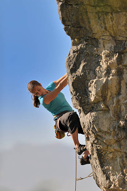 femme d'escalade - mountain climbing rock climbing adventure incentive photos et images de collection