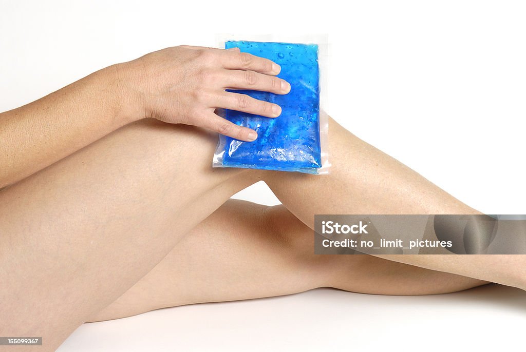 Гелевый пакет на колене - Стоковые фото Пузырь со льдом роялти-фри