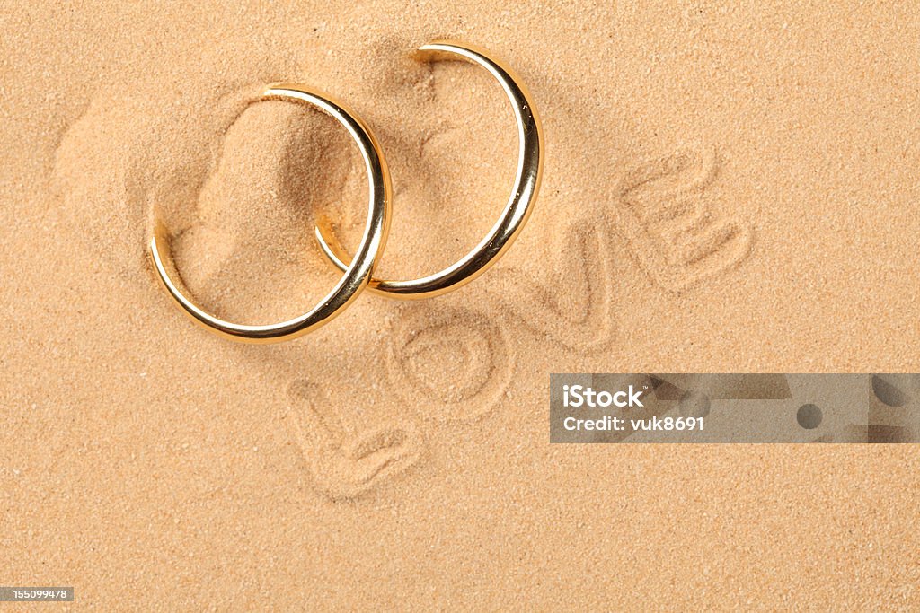 Alianças de casamento na praia - Foto de stock de Aliança de casamento royalty-free