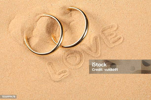 Foto de Alianças De Casamento Na Praia e mais fotos de stock de Aliança de casamento - Aliança de casamento, Praia, Ilhas do Havaí