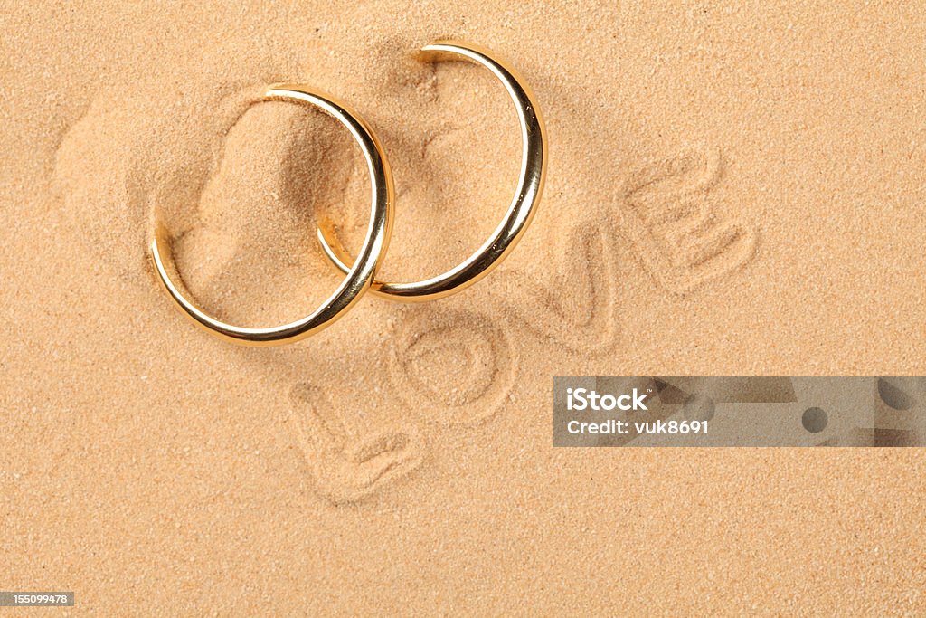 Обручальные кольца на пляже - Стоковые фото Обручальное кольцо роялти-фри
