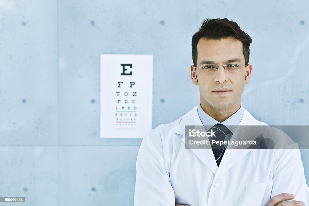 Optiker vor Auge chart - Lizenzfrei Sehtafel Stock-Foto