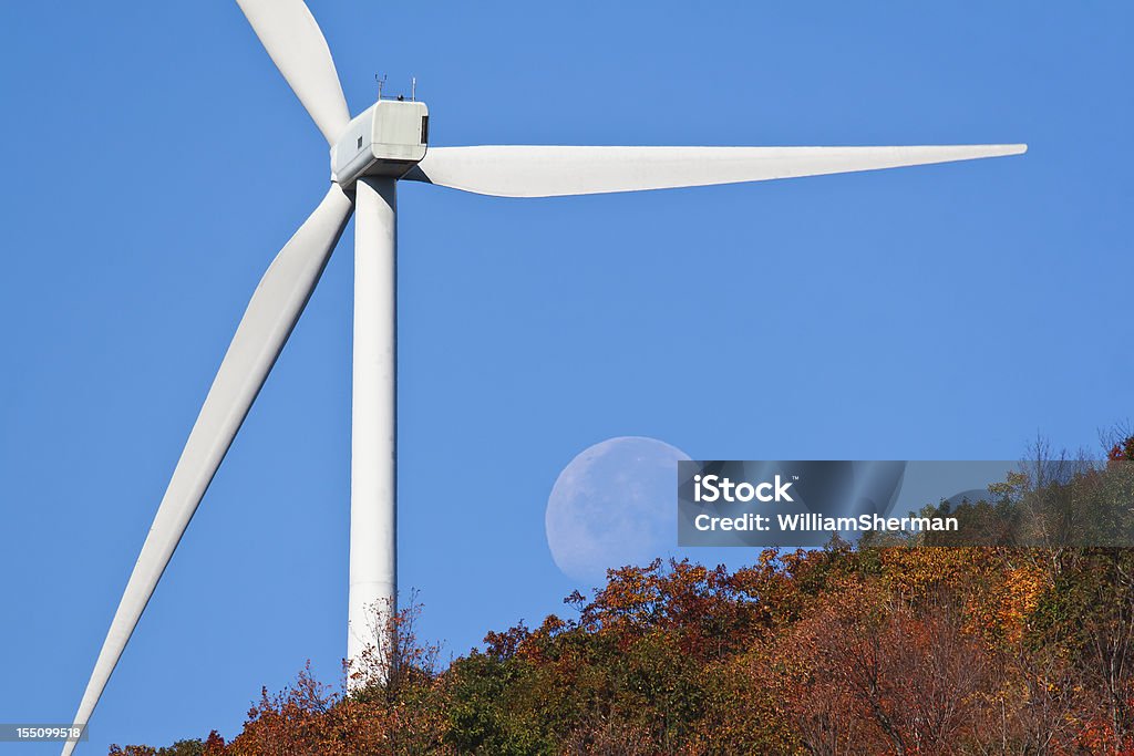 Wind Turbine und Moonset auf einen frischen Herbst Morgen - Lizenzfrei Windkraftanlage Stock-Foto