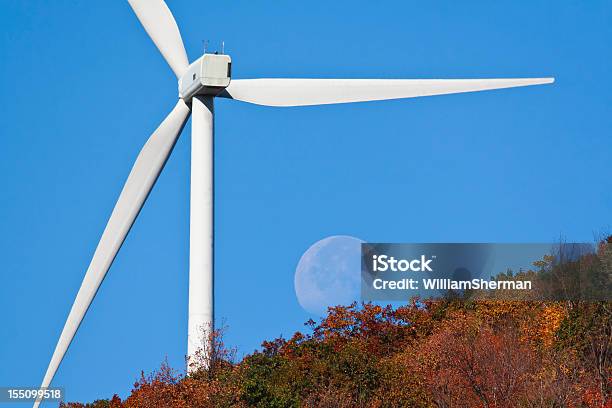 Wind Turbine Und Moonset Auf Einen Frischen Herbst Morgen Stockfoto und mehr Bilder von Windkraftanlage