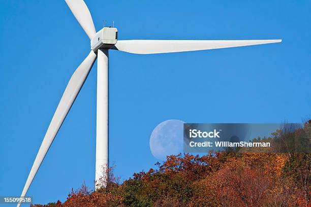 風力タービンの上で月の入り新鮮な秋の朝 - 風力発電機のストックフォトや画像を多数ご用意 - 風力発電機, くるくる回る, カラフル
