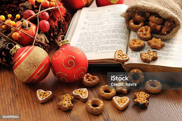 Kancjonał Książki Z Boże Narodzenie Wieniec Kulki Świąteczne Wyroby Cukierniczy - zdjęcia stockowe i więcej obrazów Adwent