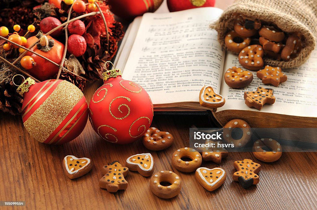 Hinário livro com Coroa de Natal com bolas de fundos Massa Folheada - Royalty-free Advento Foto de stock