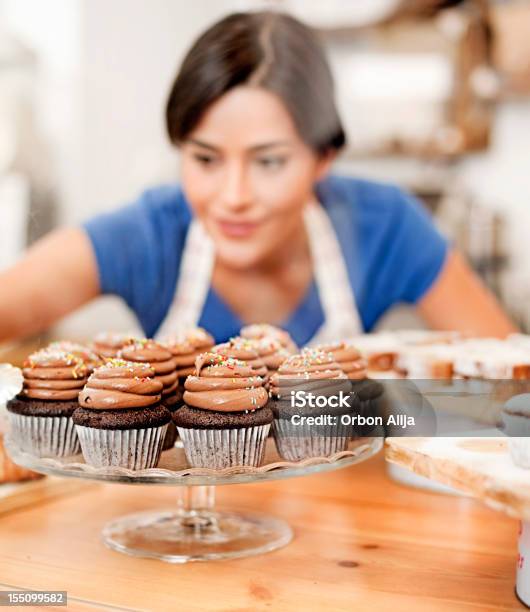 Foto de Mulher Na Padaria e mais fotos de stock de Loja - Loja, Comida Doce, Padaria