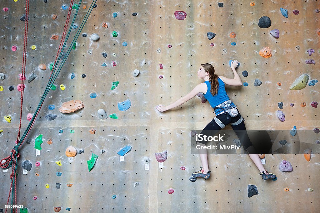 Teenager Felsklettern - Lizenzfrei Kletterwand - Kletterausrüstung Stock-Foto