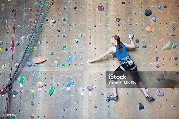 Teenager Felsklettern Stockfoto und mehr Bilder von Kletterwand - Kletterausrüstung - Kletterwand - Kletterausrüstung, Klettern, Felsklettern