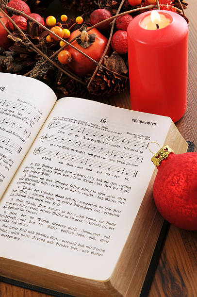 christian libro de himnos corona de navidad con bolas y - weihnachtskugel fotografías e imágenes de stock