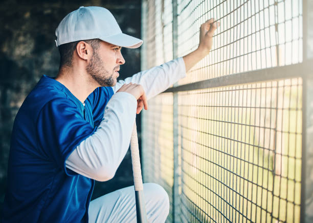 baseball, pirogue et observation des hommes en tenant le bâton, la concentration, la compétition et le sport. joueur de fitness, de santé et de sport sérieux attendant son tour pour jouer dans un match d’entraînement amusant au stade ou sur le terra - dugout baseball bench bat photos et images de collection