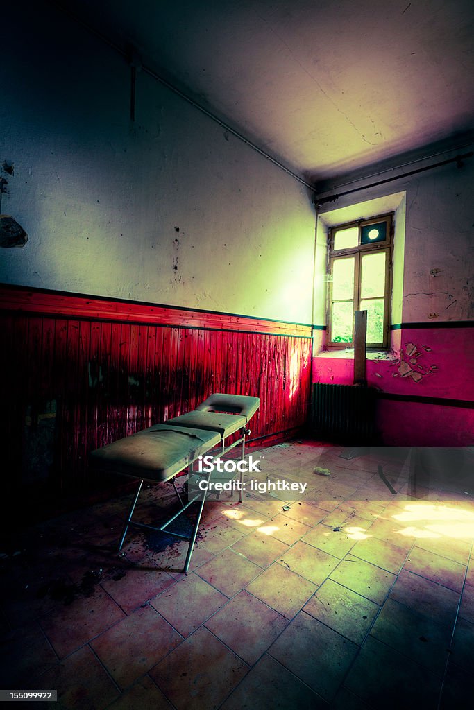 Abandonado Sala de exame - Foto de stock de Assustador royalty-free