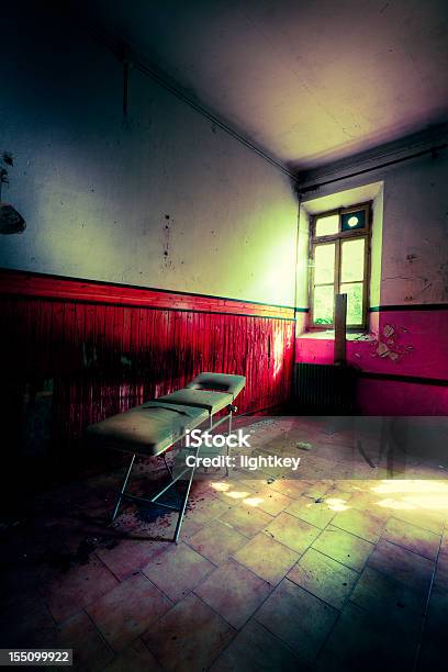 Foto de Abandonado Sala De Exame e mais fotos de stock de Assustador - Assustador, Hospital, Cama