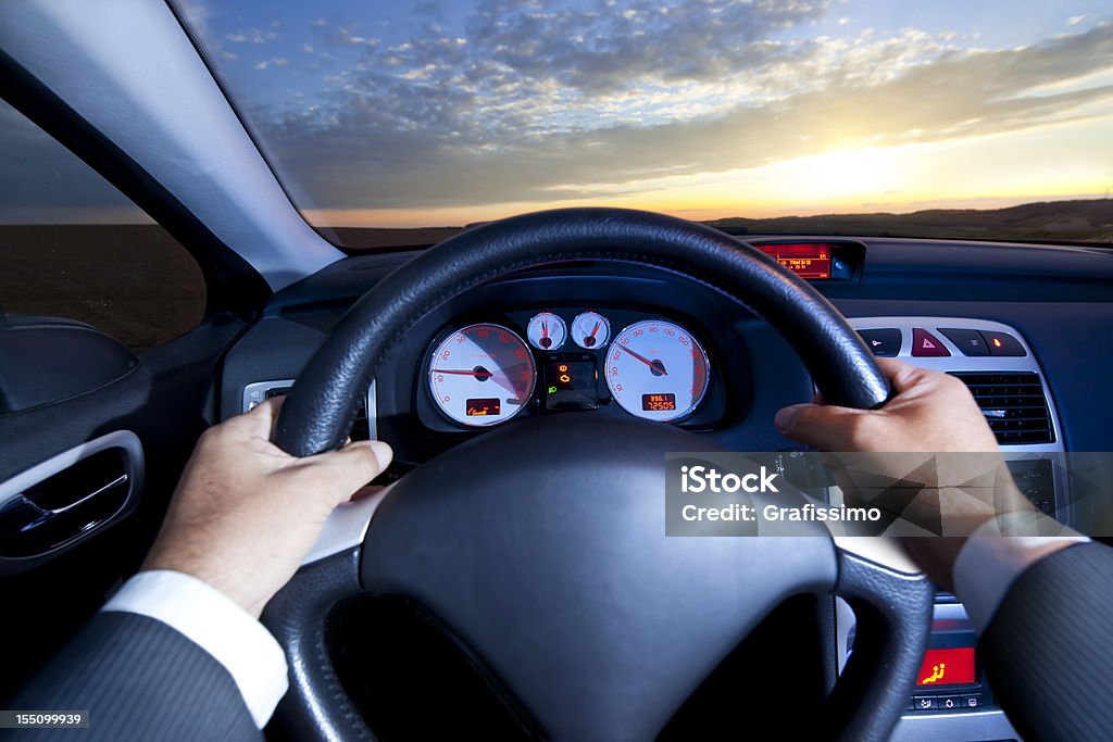 De un hombre de negocios en automóvil al atardecer - Foto de stock de Adulto libre de derechos