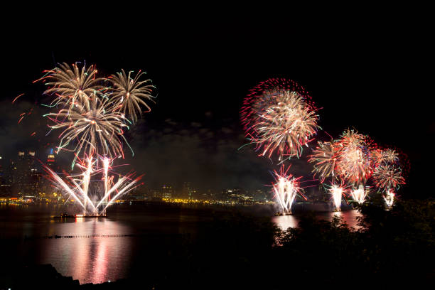 cidade de nova york syncronized fogos de artifício - new york state skyline new york city vibrant color - fotografias e filmes do acervo